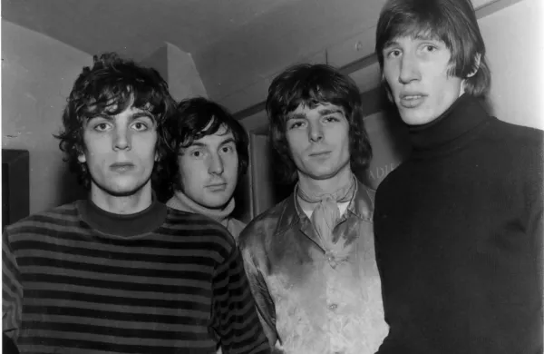  Syd Barret  (na fotografiji iz leta 1967 prvi z leve) je bil  eden izmed 
soustanoviteljev legendarne rock skupine Pink Floyd.