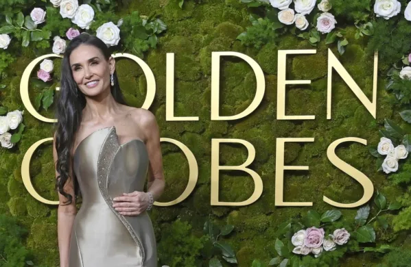 Demi  Moore je ob prejemu svojega prvega zlatega globusa za 
najboljšo igralko v filmskem muzikalu ali komediji dejala, da je 
šokirana, a hkrati hvaležna. 
