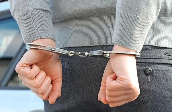 Zadnji dan starega leta so morali koprski policisti zaradi zaparkiranega avta vkleniti Koprčana. (Fotografija je simbolična)
