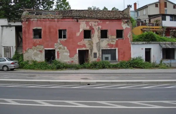 Mestni okras ob Šmarski cesti, ki je glavna prometna žila iz srednje 
in zahodne Evrope v Istro.