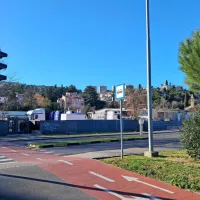 Degradirano, sicer pa potencialno imenitno območje nekdanjih 
Slavnikovih garaž leži tik ob morju.