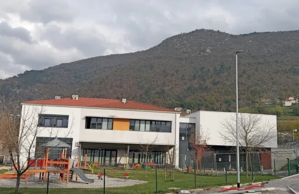 Gradnja prizidka k vrtcu v Vipavi je končana, občina pa mora še 
kupiti opremo. 