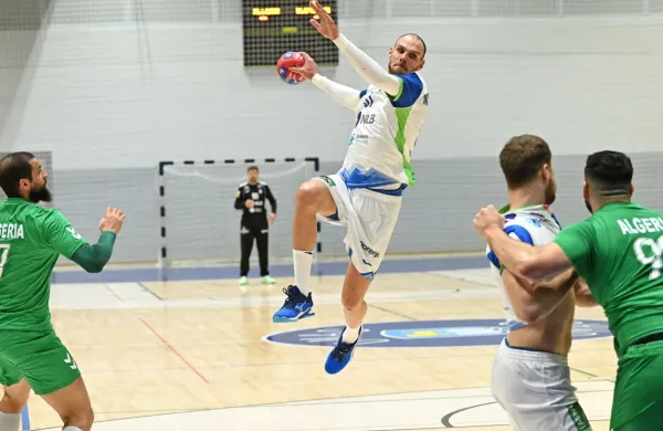 Borut Mačkovšek (z žogo), ki je v nedeljo proti Alžiriji dosegel dva 
gola, je bil tudi eden glavnih reprezentančnih adutov na svetovnem prvenstvu pred osmimi leti, ko je Slovenija pod taktirko 
Veselina Vujovića prišla do brona.  