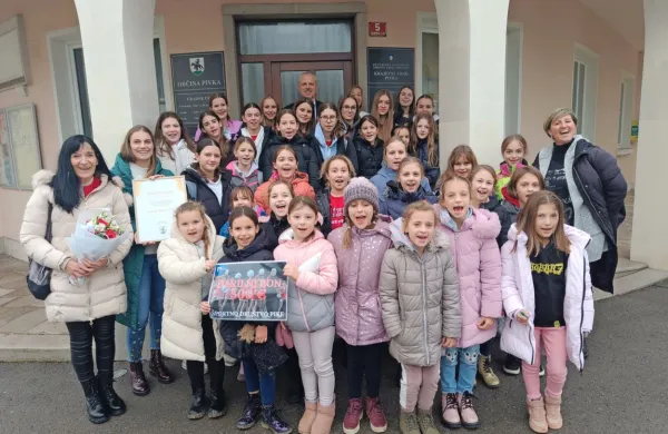 Članice ŠD Pike pred občinsko stavbo