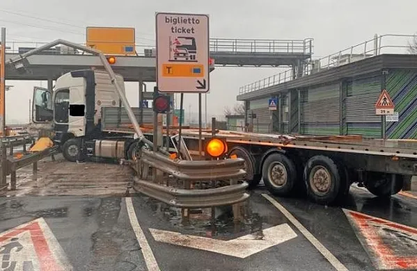 Tovornjak je danes dopoldne na avtocesti A4 pri kraju San Giorgio 
di Nogaro podrl varnostne ograje cestninske postaje. 