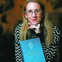 Dddr. Mira Delavec Touhami z zbranim delom Josipine Turnograjske.