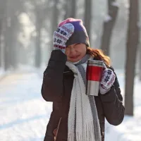 Bolni naj ne bi hodili naokrog, saj s tem poslabšamo potek bolezni in, kar je prav 
tako nevarno in neodgovorno, širimo virus še na druge ljudi v naši okolici. 