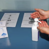 Večina bolnišnic v državi je  omejila obiske, svojec si mora pred tem 
razkužiti roke in naj bi nosil masko, vse več bolnišnic, tudi izolska, 
pa so obiske že prepovedale.     