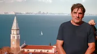 Arne Hodalič ob fotografiji Jake Ivančiča.