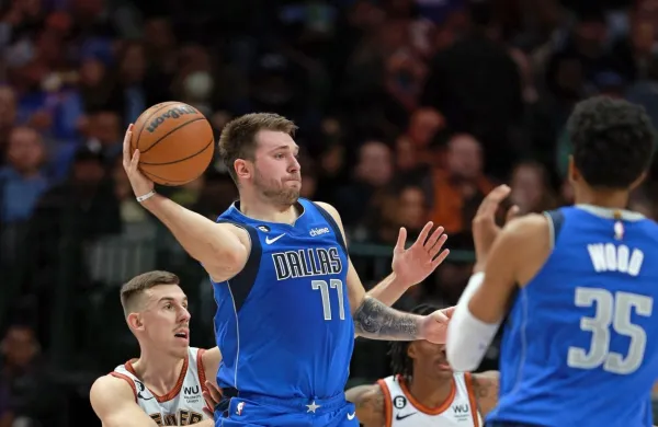 Kdaj bomo znova videli klubski obračun Luke Dončića (z žogo) in 
Vlatka Čančarja (levo) v ligi NBA?