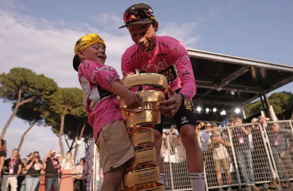  Tako se je Primož Roglič s sinčkom  pred dvema letoma v Rimu 
razveselil končne zmage na Giru in vpisal svoje ime na pokal 
neskončnosti.