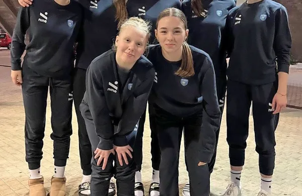 

Primorke v Zadru: z leve zgoraj  -  Špela Mahne (Luka Koper), Asja Begić, 
Karin Škerjanc (obe Izola), Tara Mikša (Ankaran), Nika Drožina (Gen-I Volley 
Nova Gorica); spodaj - Karla Matekovič  in  Maja Štendler (obe Izola).