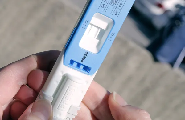 Hitri test, ki so  ga policisti odredili  37-letniku,  je  pokazal  na 
prisotnost  več  prepovedanih  drog. 
