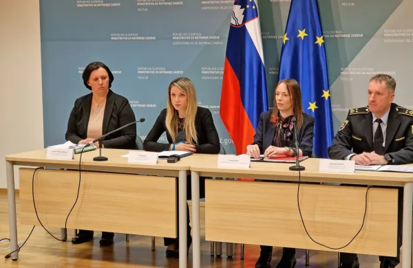 Državna  sekretarka  na MNZ Tina  Heferle  je   opozorila,  da  ni  dovolj  le  zakonodajni  okvir,  temveč  da se  mora  tudi  družba zavedati    škodljivih  
posledic  zlorabe  pirotehnike. 