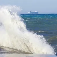 Vetrovno dogajanje je bilo pestro tudi ob morju. Na oceanografski 
boji pred Piranom je višina morskih valov segla do dveh metrov.