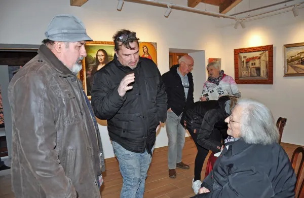 Dora Jež (sedi desno) v svoji galeriji