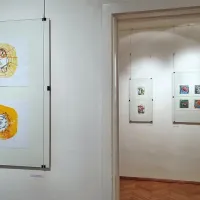 Razstava Grafika prikazuje pestrost možnosti,   ki jih ta likovna zvrst 
nudi ustvarjalcu.