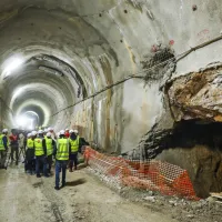 V predorih bodo zgradili 30 do 40 metrov dolge mostove, s 
katerimi bodo premoščene podzemne jame in bo zagotovljena 
nadaljnja gradnja predorskih cevi.