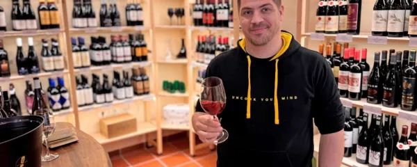 Lenart Černelič je v torek v Kopru zagnal vinoteko Butelka.
