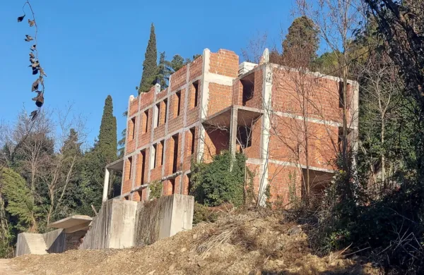 Gradbeni stroji so se po  opravljenih  delih, ki jih je naročila  
gradbena inšpekcija,  umaknili  s  parcele  v  bližini   znamenitega  
jezera  in    morja.  