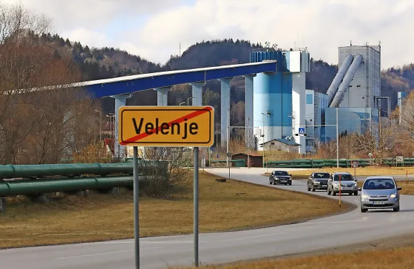 Po vdoru mulja in vode na odkopu v jami Preloge Premogovnika 
Velenje, ki se je zgodil nocoj malo po 19. uri, pogrešajo tri rudarje, 
so nocoj za STA povedali v rudniku.