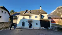 Gozdna hiša je v neposredni bližini zdravstvene postaje in 
bodočega              doma ostarelih. 