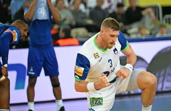 Blaž Blagotinšek bo za dvoboj  proti  Islandiji z Borutom 
Mačkovškom  dobil okrepitev v osrčju  obrambe.