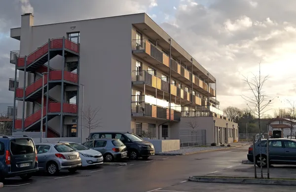 Vodstvo DSO Vrtojba se sooča z obtožbami na račun slabih storitev 
za stanovalce in pritiskov na zaposlene.