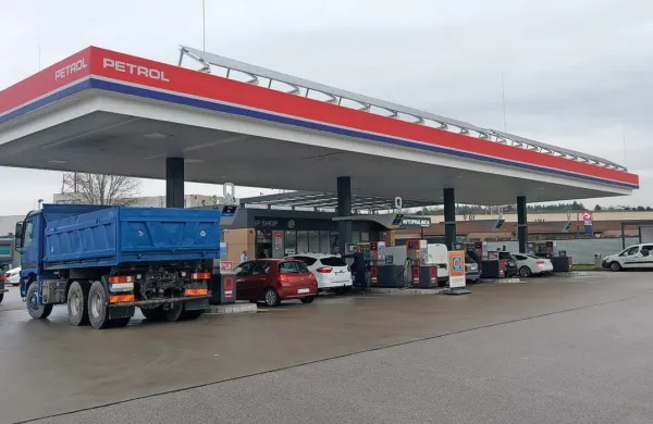 Zamaskiran ropar je v ponedeljek, slabo uro pred zaprtjem, oropal bencinski servis na Šmarski cesti. 