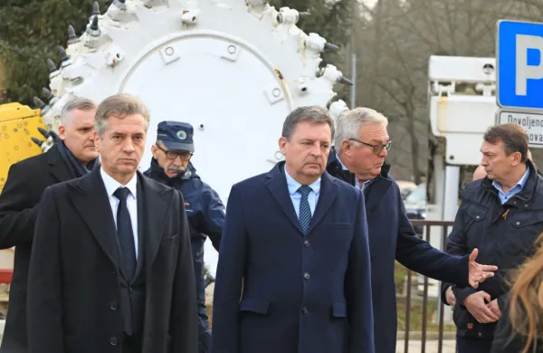 

Premier Robert Golob je napovedal, da  bo vzpostavljen poseben 
program pomoči za družine preminulih rudarjev.
