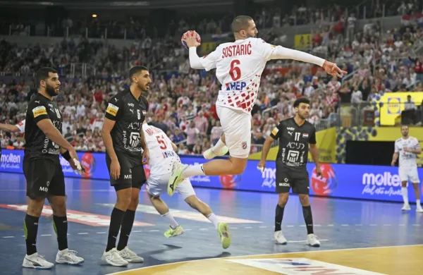Mario Šoštarić (z žogo), ki je do leta 2023 branil slovenske barve, ni mogel pomagati Hrvatom do zmage proti 
Egiptu. 