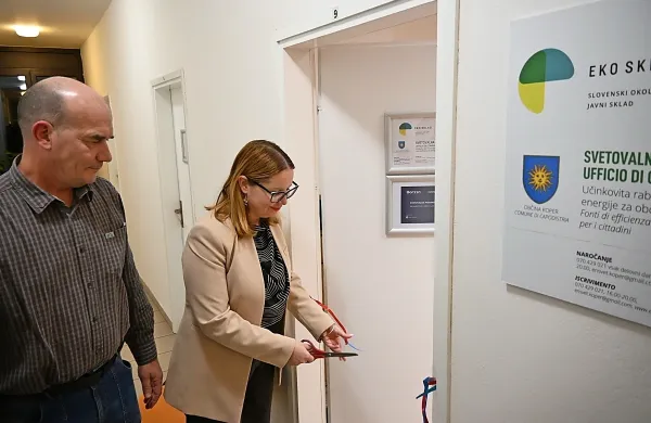 Davor Kravanja s podžupanjo Matejo Hrvatin Kozlovič ob odprtju   
Borzenove svetovalne točke. V istih prostorih je  tudi svetovalna 
pisarna Eko sklada ENSVET.
