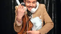 Francesco Borchi v vlogi pripovedovalca Pravljic po telefonu