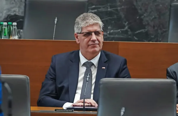 Boštjan Poklukar ostaja minister.