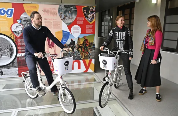 V Centru Rog so  odprli stalno razstavo koles pony.