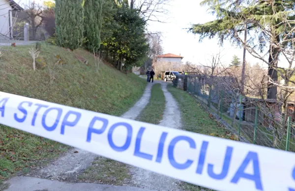Ob  Streliški  poti,  pod frančiškanskim  samostanom,  je  na  truplo  
naletela  sprehajalka iz    Gorice.  