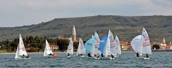 Vsako pomlad okrog velike noči jadra na veliki mednarodni regati pobelijo morje pred Izolo. 