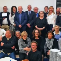 Skupina izolskih jadralcev in njihovih podpornikov ob nedavnem srečanju ob spoštljivem klubskem jubileju