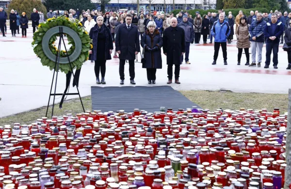 Pri spomeniku rudarja na Titovem trgu so se danes ob 12. uri z 
minuto molka poklonili spominu na tri rudarje, ki so umrli v 
ponedeljkovi nesreči v Premogovniku Velenje. 