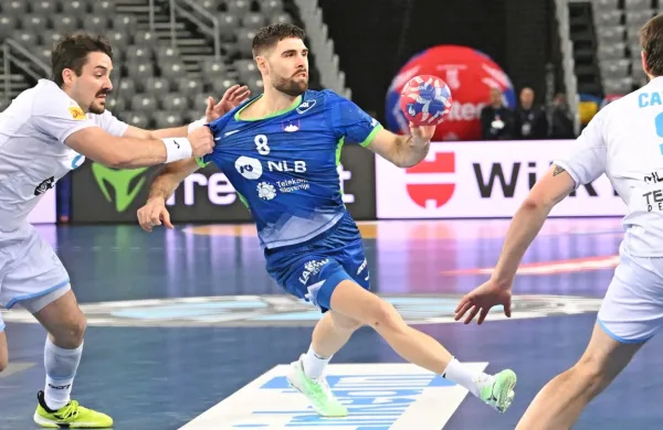 Blaž Janc (z žogo) bo v Zagrebu dobil pomoč svojega predhodnika 
v kapetanski vlogi Jureta Dolenca.   