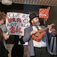 Zmelkoow so na sedežu Primorskih novic posneli nov videospot za &ldquo;himno vseh egoistov&rdquo; (FOTO, VIDEO)