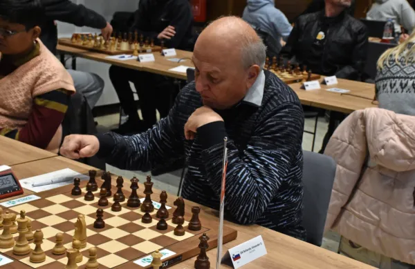 V skladu s svojim turnirskim ratingom je  po tretjini turnirja tretji 
eden od favoritov, slovenski velemojster Aleksander Beljavski. 