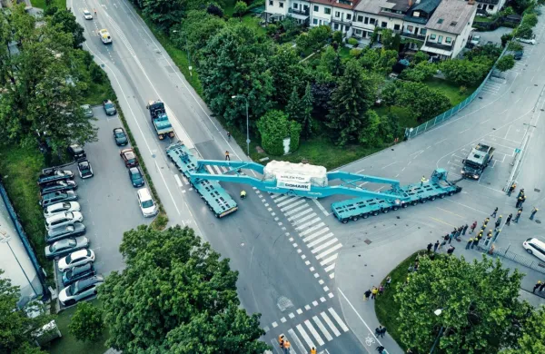 Orjaški transformator je prejšnji teden zapeljal z dvorišča tovarne Kolektor Etra proti   pristanišču.  