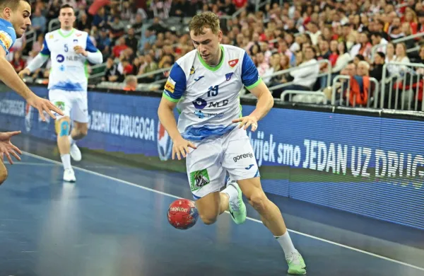 Staš Slatinek Jovičić (z žogo) je bil na vseh tekmah svetovnega 
prvenstva del igralne rotacije  za prvim izborom na levem krilu, 
šest let starejšim Tilnom Kodrinom.  