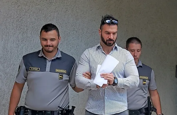 Gera  Mladenov  (med pravosodnima  policistoma) je  v  priporu že dobri dve leti.  