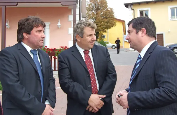 Nekdanji sežanski župan Davorin Terčon, Srečko Prijatelj in Robert Časar (z leve) oktobra 2007 ob podpisu 
pisma o nameri za razvoj logističnega centra na Orleški gmajni.
