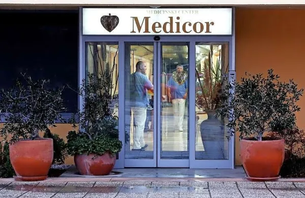 Pri zbornici zdravstvene in babiške nege, kjer so po smrti 
80-letnice opravili nadzor v Medicinskem centru Medicor, so se 
odzvali na izjave predsednice uprave centra Metke Zorc. 