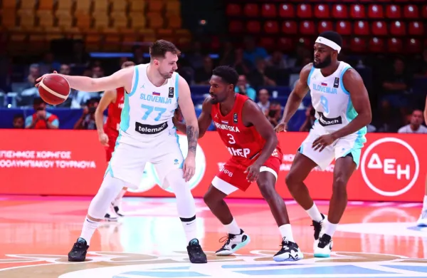 Josh Nebo (desno, levo Luka Dončić) je oblekel slovenski dres le 
na olimpijskih kvalifikacijah v Pireju.