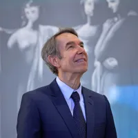 Jeff Koons je pozornost vzbudil že s svojimi    prvimi deli - sesalniki 
in polirnimi stroji v vitrinah.