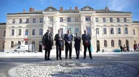 Predsednik EZTS GO Paolo Petiziol (z leve), novogoriški župan Samo Turel, minister za kohezijo in regionalni razvoj Aleksander Jevšek, odbornica  dežele 
FJK Barbara Zilli in župan Gorice Rodolfo Ziberna na prenovljenem Trgu Evrope   z mozaikom nove Evrope tržaškega umetnika Franca Vecchieta 

